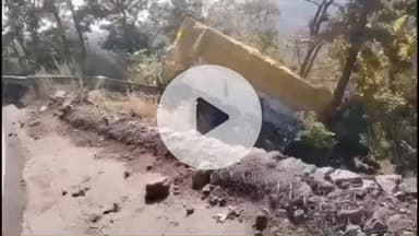 सिलवानी: सिलवानी जमुनिया घाट पर ब्रेक फेल होने से रेलिंग तोड़ पेड़ से टकराई कार, तीन लोगों ने कूदकर बचाई जान