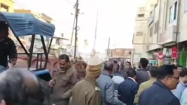 बीना: बड़ी बजरिया में अतिक्रमण के खिलाफ नगर पालिका की कार्रवाई, दुकानदारों का सामान ज़ब्त कर दी चेतावनी