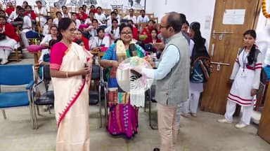 সিঙ্গুর: শিক্ষা ও সৃজনশীলতার মিলনমেলা সিঙ্গুরে
কলা ও বিজ্ঞান প্রদর্শনীতে উপস্থিত বিধায়িকা করবী মান্না