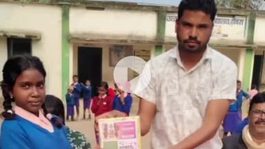 बगोदर: दोंदलो के ढिबरा में मुखिया द्वारा पाठ्य सामग्री का वितरण किया गया