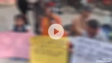 मिर्ज़ापुर: संत नगर थाना क्षेत्र के एक गांव की कक्षा 12 की छात्रा अपने परिवार के साथ कलेक्ट्रेट में अनशन पर बैठी, छेड़खानी का मामला