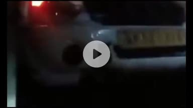 रुद्रपुर: भटनी नगर पंचायत क्षेत्र में घने कोहरे के कारण बड़ा हादसा टला, गड्ढे में पलटी पिकअप