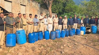 ପାରଳାଖେମୁଣ୍ଡି: ଓଡ଼ିଶା ଗଜପତି ଏବଂ ଆନ୍ଧ୍ର ସୀମାନ୍ତ ଅଞ୍ଚଳରୁ ବିପୁଳ ଦେଶୀ ମଦ ସହ ପୋଚ୍ ଜବତ୍ ସୂଚନା