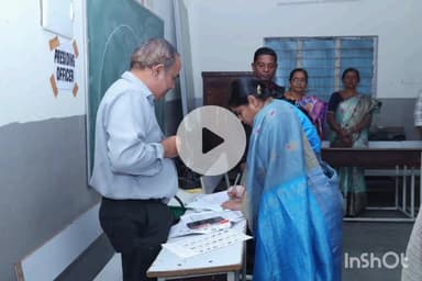 నెక్కొండ: రెడ్ల వాడ లో పోలింగ్ ప్రక్రియను పరిశీలించిన జిల్లా కలెక్టర్