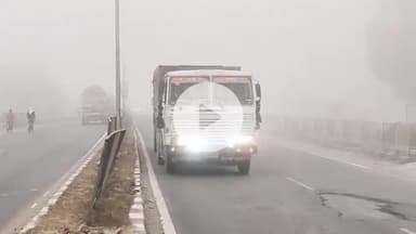 फर्रुखाबाद: जिले में घने कोहरे और सर्दी का सितम जारी, ठिठुरते लोग आग का सहारा लेते दिखाई दिए, आलू की फसल को हुआ नुकसान