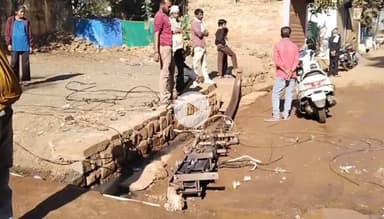 गुना नगर: वार्ड 7, पुरानी छावनी में 100 साल पुराना बिजली का खंभा गिरा, बड़ा हादसा टला