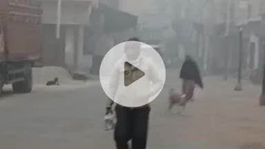 आंवला: आंवला में घने कोहरे के कारण यातायात प्रभावित, सड़कों पर दृश्यता कम होने से वाहनों की रफ्तार धीमी