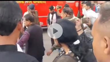 खंडवा नगर: मंत्री के बयान पर कांग्रेसियों का प्रदर्शन, फायरब्रिगेड के पानी से सिटी मजिस्ट्रेट को किया गीला