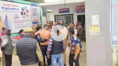 शाहबाद: कोतवाली के सामने अधेड़ सर्राफा कारोबारी ने पेट्रोल डालकर आत्महत्या का प्रयास किया, पुलिस ने किया बचाव