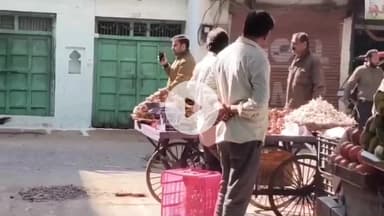 बीना: नगर पालिका अधिकारी ने झांसी फाटक स्थित सब्जी बाजार का निरीक्षण किया, अतिक्रमण करने वाले दुकानदारों को दी हिदायत