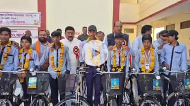दलौदा: करजू के शासकीय उच्चतर माध्यमिक विद्यालय में छात्र-छात्राओं को मुफ्त साइकिलें वितरित की गईं