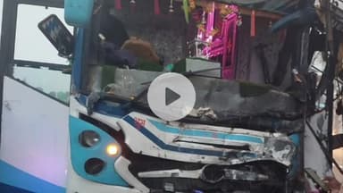 गोरखपुर: दिल्ली से आ रही बस की ट्रक से हुई जोरदार टक्कर, कई यात्री हुए घायल