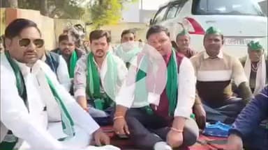 जसराना: चोरी की घटना का खुलासा न होने पर भारतीय किसान यूनियन महाशक्ति के पदाधिकारी थाने के पास धरने पर बैठे