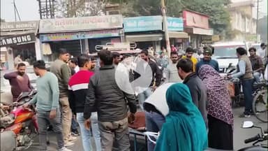 बुलंदशहर: नगर पालिका के निकट निजी चिकित्सक की लापरवाही से महिला मरीज की मौत, परिजनों ने शव सड़क पर रखकर किया हंगामा