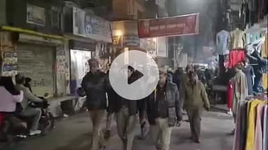 शाहजहांपुर: थाना सदर बाजार क्षेत्र में पुलिस क्षेत्राधिकारी नगर ने देर रात भारी पुलिस फोर्स के साथ पैदल गश्त की