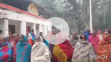 करपी: करपी प्रखंड कार्यालय में कंबल की मांग के लिए जुटीं महिलाएं