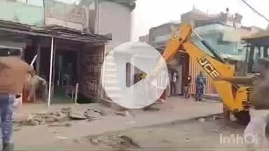इसुआपुर: इसुआपुर बाजार में अतिक्रमण पर प्रशासन का बुलडोजर चला