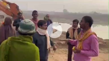 झाझा: बलियो घाट पर बालू उठाव से ग्रामीणों का रास्ता बाधित, ग्रामीणों ने किया विरोध प्रदर्शन