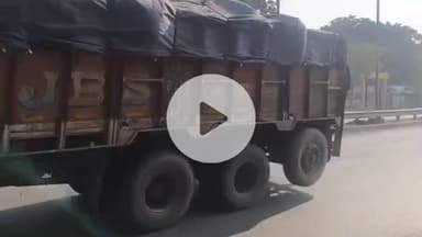 ତଲସରା: ଭାରସାମ୍ୟ ହରାଇ ଡିଭାଇଡର ରେ ପିଟିଲା ପିକଅପ