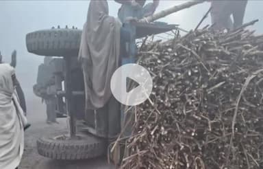 बिथान: रोसड़ा गांधी चौक के पास ईख से लदा टेलर पलटा, बड़ी दुर्घटना टली