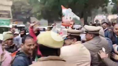 मिर्ज़ापुर: जिला कलेक्ट्रेट में कांग्रेसियों ने किया प्रदर्शन, पुलिस से हुई धक्का-मुक्की, गांधी परिवार को परेशान करने का लगाया आरोप