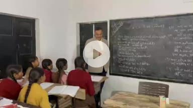 मिर्ज़ापुर: फतहा के पंडित मदन मोहन मालवीय विद्यालय में जिलाधिकारी ने शिक्षक की भूमिका निभाई, छात्राओं को विज्ञान पढ़ाया