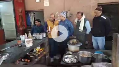 गाज़ीपुर: गाजीपुर के सम्राट ढाबे पर खाना खाते समय दही में मिला मरा हुआ चूहा, फूड विभाग ने किया ढाबा सील