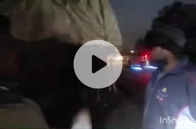 हरिद्वार: ट्रैफिक पुलिस ने जिले भर में अभियान चलाकर बिना लाइट और रिफ्लेक्टर लगे वाहनों पर लगाए रिफ्लेक्टर टेप