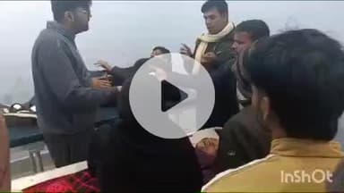 गोपालगंज: शहर के पोस्ट ऑफिस चौक के पास कोहरे से डिवाइडर से टकराई कार, तीन घायल