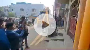 बलरामपुर: नगर पालिका ने कालीथान से मेजर चौराहा तक चलाया अतिक्रमण हटाओ अभियान, सड़क किनारे जेसीबी से हटवाया गया अवैध कब्जा