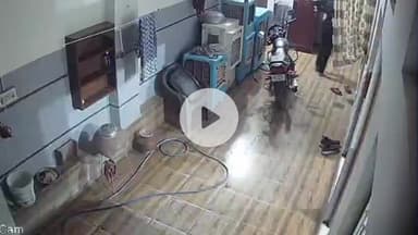 चूरू: वार्ड संख्या 41 में पिता-भाई पर कैंची से वार करने वाला बेटा गिरफ्तार, वारदात का सीसीटीवी वीडियो आया सामने