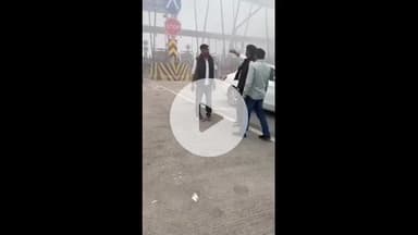 सरस्वती विहार: दिल्ली नेशनल हाईवे टोल के पास धुंध के कारण एक कार डिवाइडर से टकराई