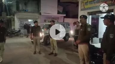 पिछोर: पिछोर नगर में सुरक्षा व्यवस्था को लेकर पुलिस ने निकाला फ्लैग मार्च, व्यापारियों और आमजन को दी समझाइश