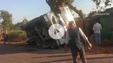 पिछोर: पिछोर-चंदेरी मार्ग पर नयागांव में डंपर अनियंत्रित होकर पलटा, बड़ा हादसा टला