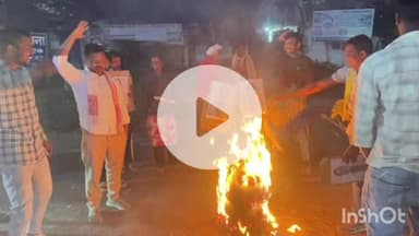 पुष्पराजगढ़: अमरकंटक विश्वविद्यालय में प्रोफेसर पर कार्यवाही की मांग को लेकर छात्र संगठन ने किया प्रदर्शन