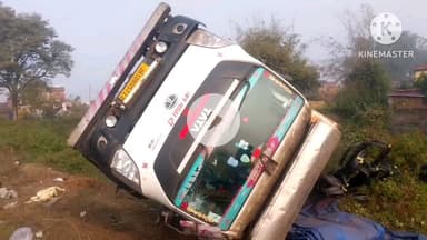 बरकट्ठा: बेलकपी मोड़ के पास सरिया लदा मिनी ट्रक अनियंत्रित होकर पलटा, चालक बाल-बाल बचा