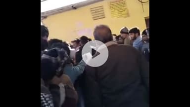 गुना नगर: यूरिया खाद लेने के लिए लाइन में लगे किसान के साथ पुलिस आरक्षक ने की मारपीट, वीडियो हुआ वायरल