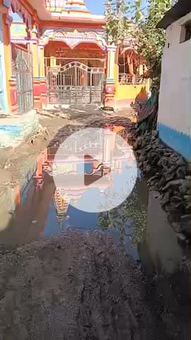 ग्राम पंचायत भील खेड़ा में यह दो पक्ष में एक के सामने पानी भरा है और एक पक्ष आगे वाला ने  पानी रोक के रखा है उसके द्वारा