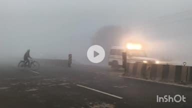 बांदा: शहर में सीजन का सबसे भीषण कोहरा, दोपहर में भी कोहरे की चादर, वाहन चालक लाइटें जलाकर चला रहे वाहन