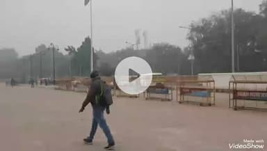 मिर्ज़ापुर: कोहरे की घनी चादर ने ट्रेनों की रफ्तार रोकी, शीतलहर में अलाव बना सहारा, तापमान लुढ़का