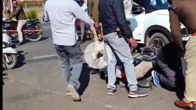 सागर नगर: कलेक्टर गेट के सामने टला बड़ा हादसा, अचानक कार आने से बाइक सवार वृद्ध गिरे, पुलिसकर्मियों ने संभाला