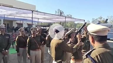 रतलाम नगर: पुलिस लाइन स्थित पुलिस परेड ग्राउंड, रतलाम में साप्ताहिक जनरल परेड आयोजित