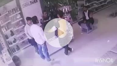 कोल: क्वार्सी में सूदखोर 'साहिल सलीम' ने शोरूम में सेल्समैन 'अंकित' को फर्श पर पटक कर पीटा, घटना CCTV में कैद, वीडियो वायरल