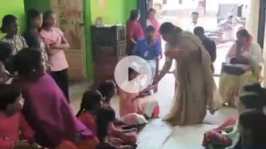 सिमडेगा: सिमडेगा शहर के वार्ड 5 में खुला नारी पैड सेवा केंद्र, महिलाओं और किशोरियों को सेनेटरी पैड वितरित