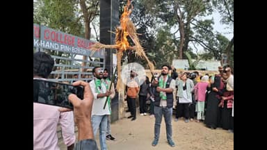 बलियापुर: छात्र मोर्चा ने केंद्रीय शिक्षा मंत्री का पुतला फूंका