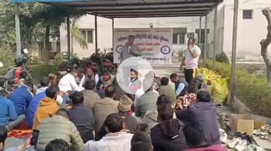 ऑनलाइन तबादला नीति के खिलाफ ग्रेटर फरीदाबाद के एक्सईएन पंकज पँवार को यूनियन ने जोरदार प्रदर्शन को करते हुए सौंपा ज्ञापन