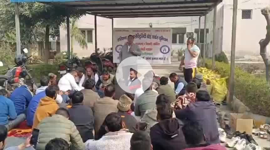 ऑनलाइन तबादला नीति के खिलाफ ग्रेटर फरीदाबाद के एक्सईएन पंकज पँवार को यूनियन ने जोरदार प्रदर्शन को करते हुए सौंपा ज्ञापन