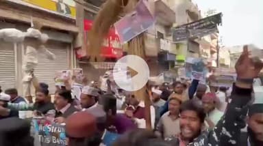 हज़ारीबाग: बिहार के मुख्यमंत्री नीतीश कुमार के खिलाफ हजारीबाग के झंडा चौक पर प्रदर्शन, पुतला दहन