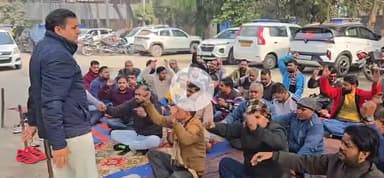 कार्यकारी अभियन्ता बल्लभगढ़ दफ्तर पर ऑनलाइन पोलिसी का विरोध करते हुए संजय मंगला एक्सईएन को यूनियन ने सौंपा अपना ज्ञापन