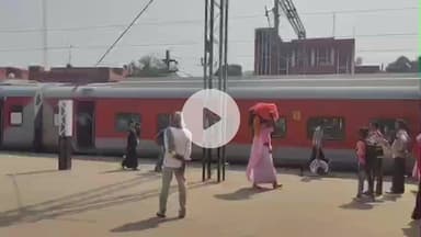 झाझा: घने कोहरे के कारण रेल परिचालन प्रभावित, झाझा स्टेशन पर यात्रियों को बढ़ी परेशानी